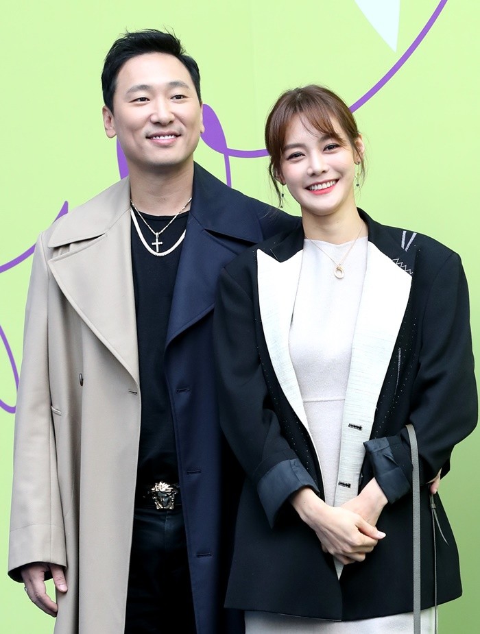 안현모, 라이모와 이혼 소식 터지기 전 업로드한 SNS 게시물 보니...독서 삼매경 안현모, 라이모와 이혼 소식 터지기 전 업로드한 SNS 게시물 보니...독서 삼매경