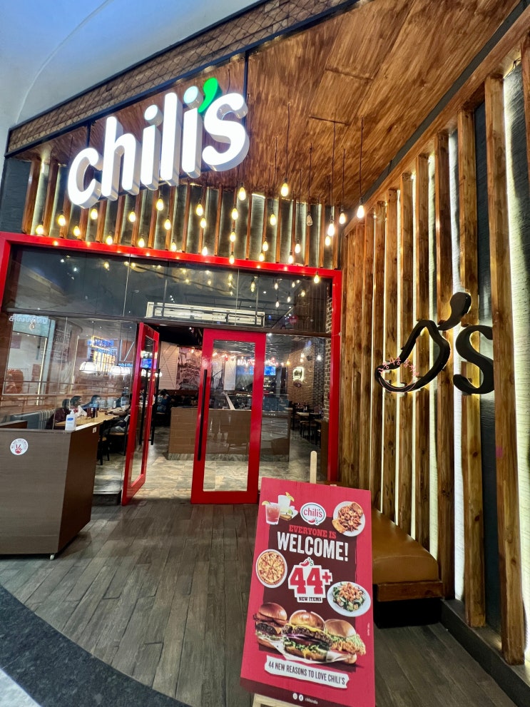  인도 첸나이에 미국 햄버거 집이 들어왔어요. 칠리스 아메리칸 그릴 'Chilis American Grill'.