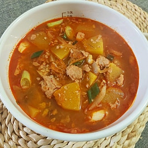 스팸 넣은 늙은호박 김치찌개