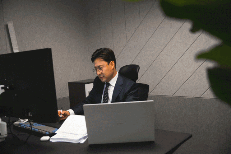  공무원강제추행 기소유예만이 살길입니다