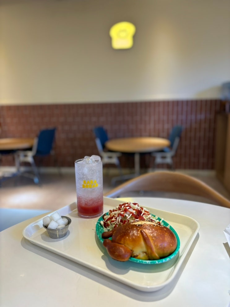  [송리단길데이트코스] 옛날통닭 치킨빵을 맛볼 수 있는 귀여운 송리단길카페: 라라브레드