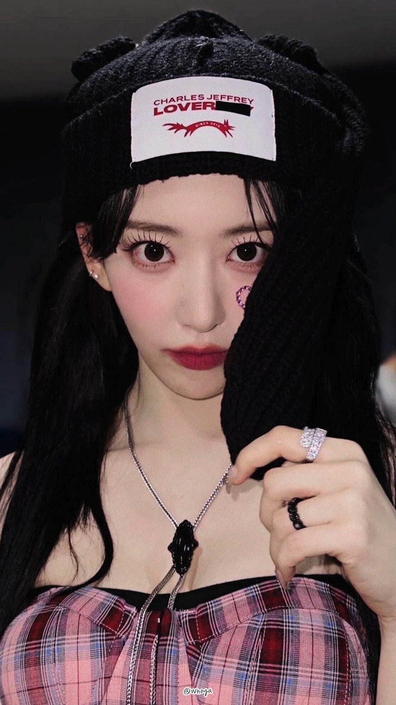 LE SSERAFIM Sakura High-Quality Wallpapers / Sakura's Instagram, Casual Outfits, and Stage Photos