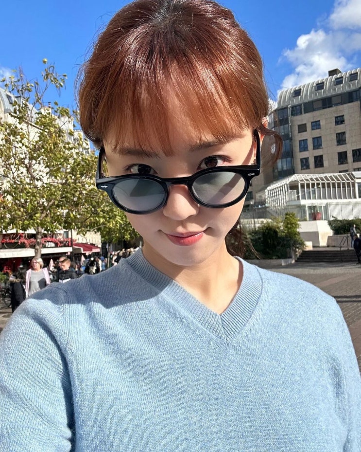 배우 강한나의 여행 패션에서 함께한 매력적인 꼼데가르송 브이넥 니트 스웨터 코디 추천