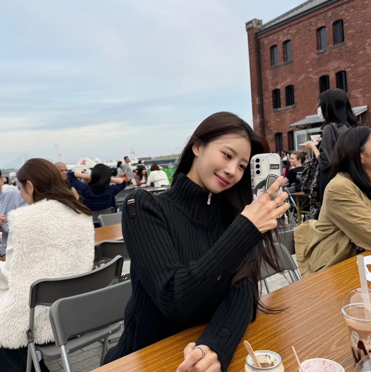 이미주가 착용한 일리고 가을 펀칭 데미지 니트 집업 패션 이미주가 착용한 일리고 가을 펀칭 데미지 니트 집업 패션