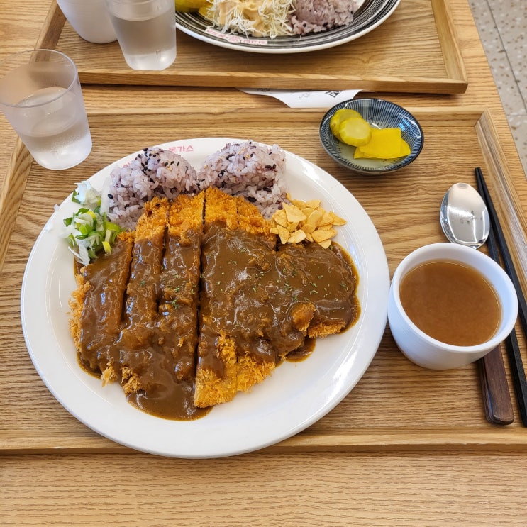 최고당돈가스 카레 메뉴를 먹어봤습니다. 최고당돈가스 카레 메뉴를 먹어봤습니다.