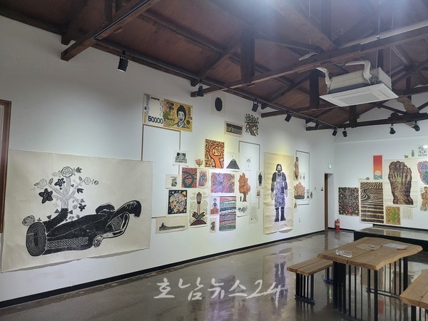  자은도 둔장마을미술관, 이윤엽 판화가 《시간이 조금 걸리더라도》 전시 진행 중