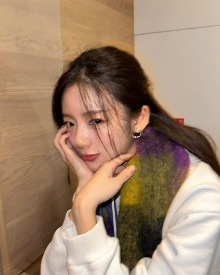  겨울 쌀쌀한 날씨에 휘리릭 목도리 매는법과 함께 추천되는 아크네스튜디오 머플러 w. 홍지윤