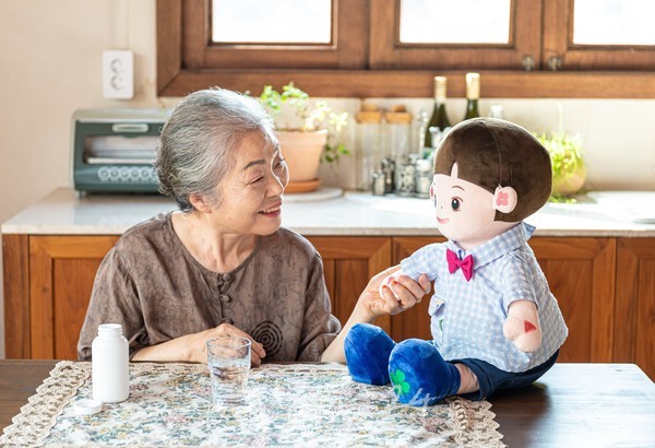  전남도, 독거노인 대상 반려로봇으로 어르신 건강 살핀다..2025년까지 1천100대 보급