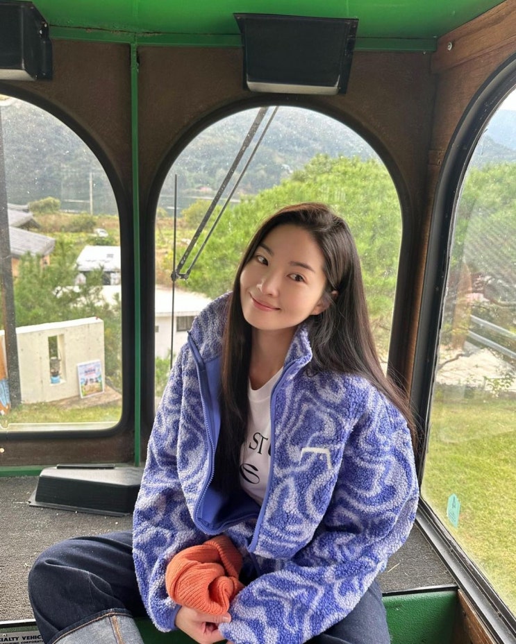  추븐 오늘 날씨 옷차림으로 따뜻함을 전하는 류이서의 양털 후리스 자켓 코디 추천