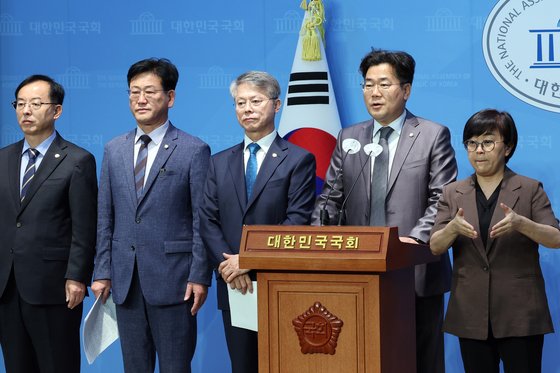 野 '이재명 수사 <b>검사</b>' <b>탄핵</b>안…<b>검찰총장</b> "차라리 날 <b>탄핵</b>하라"