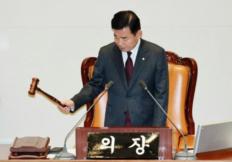 국회 <b>본회의</b>에서... 통과, <b>국민의힘</b> 의원들은 <b>불참</b>... 