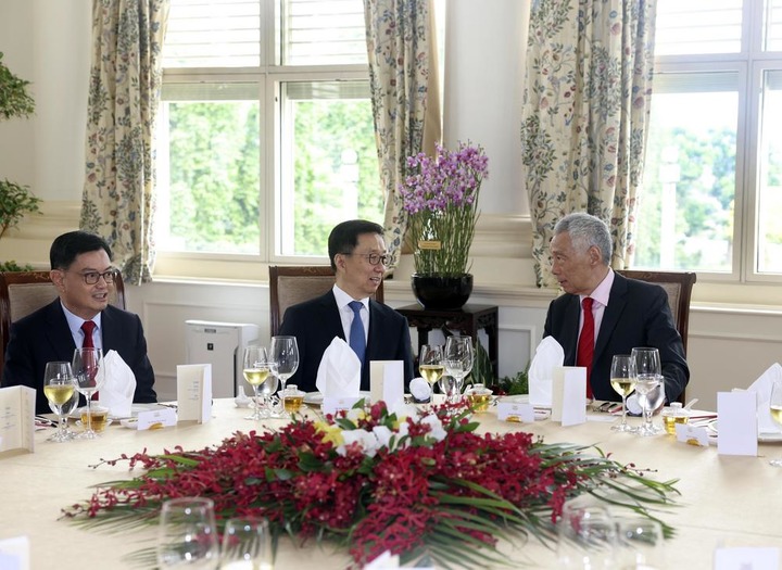 한정 中 국가 부주석, <b>리셴룽</b> <b>싱가포르</b> <b>총리</b> 만나