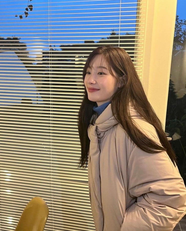  정채연의 겨울 필수템 숏 패딩으로 완성한 꾸안꾸 여자 미니멀룩 코디 추천