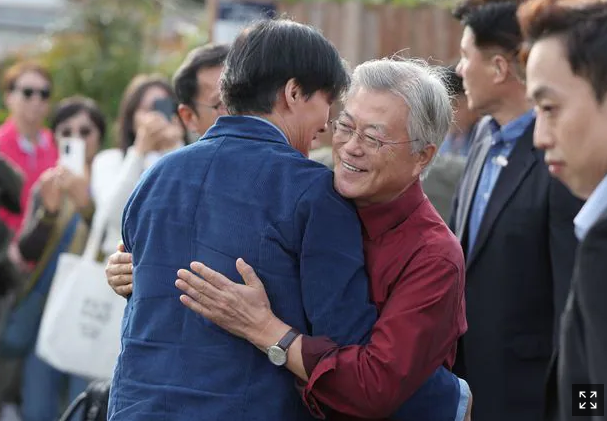 총선 <b>출마설</b> <b>조국</b>, “문재인과 얼싸안고 열심히 살아보겠다.”
