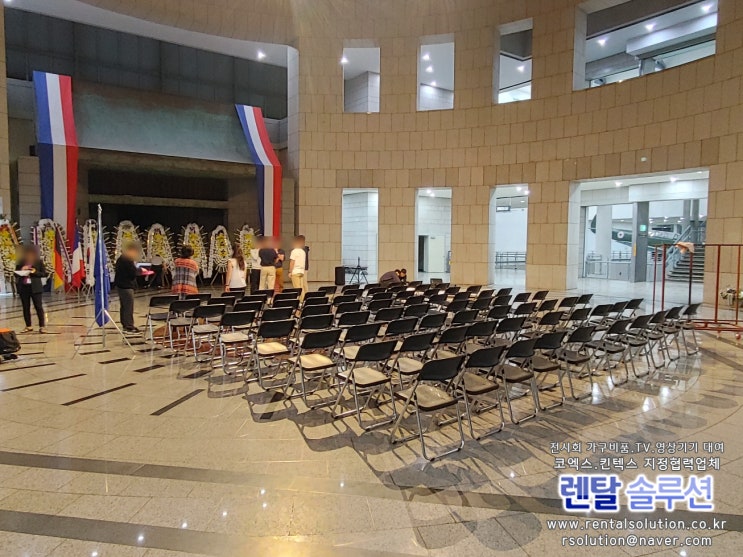  전쟁기념관 행사용 접의자 80개, 16000안시 빔프로젝터 대여 설치해드렸습니다.