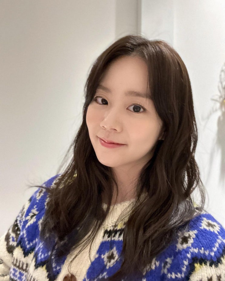  한승연의 겨울 북유럽 감성의 노르딕 패턴의 여자 울 니트 가디건 코디 추천