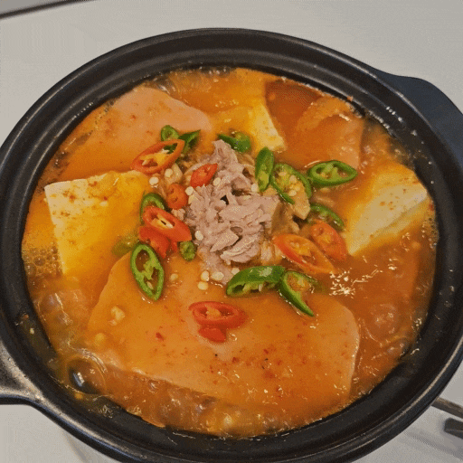  칼칼하고 매콤한 스팸 참치 김치찌개 끓이기