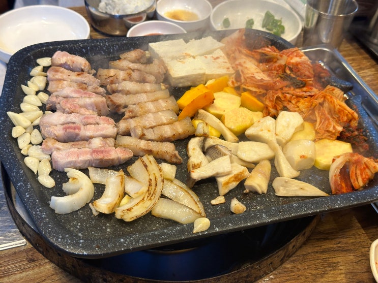  신설동에 숨겨진 노포 한방 채소와 반찬들로 구성된 알찬 구성의 몸보신 삼겹살 맛집 풍년갈비