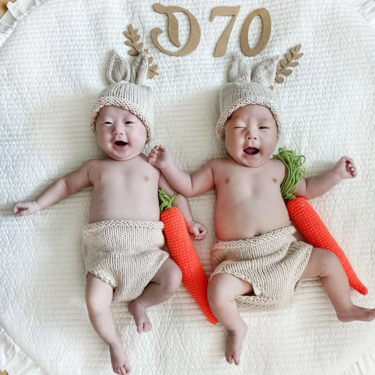 귀여운 토끼둥이 70일 셀프 홈스냅 촬영. 성공적 귀여운 토끼둥이 70일 셀프 홈스냅 촬영. 성공적