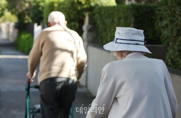 "늘고 있는 서울시 '고독사', 복지영역 들어온 지 몇 년 안 돼…인력 충원과 인식 개선 시급" "늘고 있는 서울시 '고독사', 복지영역 들어온 지 몇 년 안 돼…인력 충원과 인식 개선 시급"
