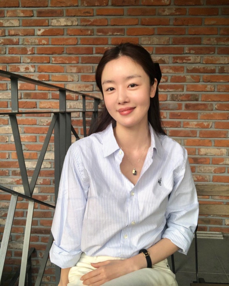  30대 여자 비즈니스 캐주얼 오피스룩으로 깔끔하고 단정한 한선화의 스트라이프 셔츠 코디 추천