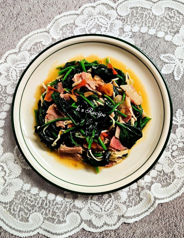 시금치 베이컨 팽이버섯 볶음 토마토 마늘볶음 요리 베이컨반찬 시금치 베이컨 팽이버섯 볶음 토마토 마늘볶음 요리 베이컨반찬