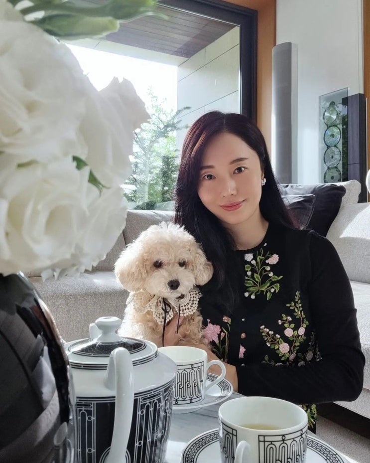  단아한 40대 패션의 정석을 보여준 배우 이정현의 꽃무늬 캐시미어 가디건 추천