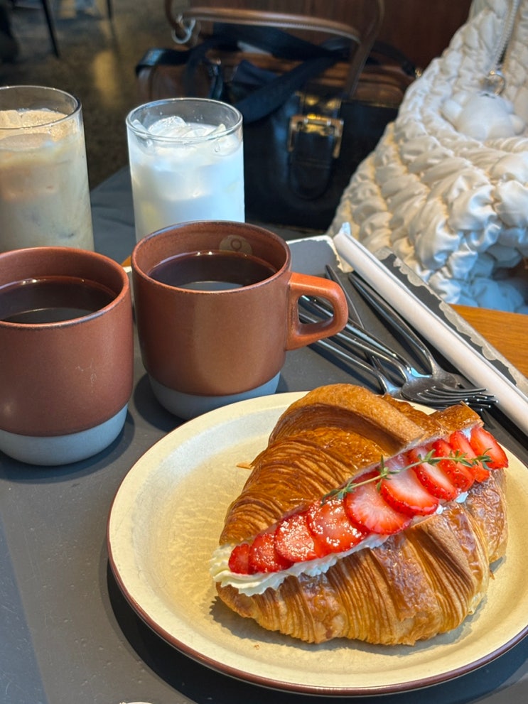  [성수동 카페] 옹근달 _ 디저트가 맛있는 대형카페(핫플카페)