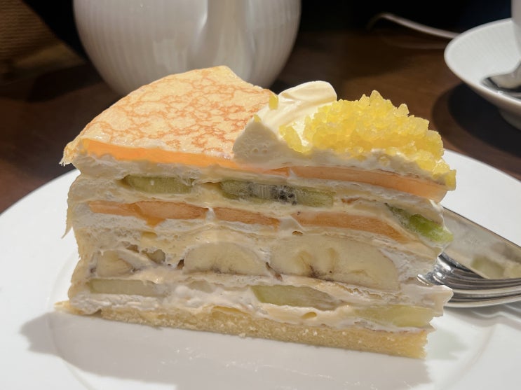 신주쿠 카페 생과일 듬뿍들어간 하브스 밀크레이프 케이크에 티타임