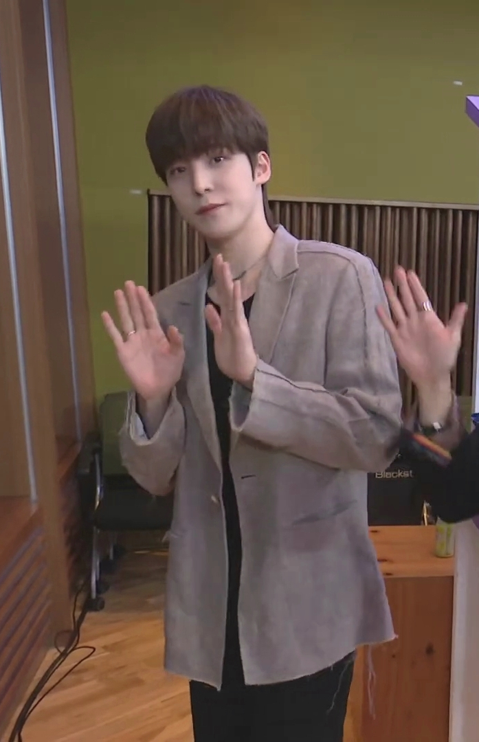  에이티즈 윤호 남자 자켓 코디 브랜드는 발로렌 VALOREN