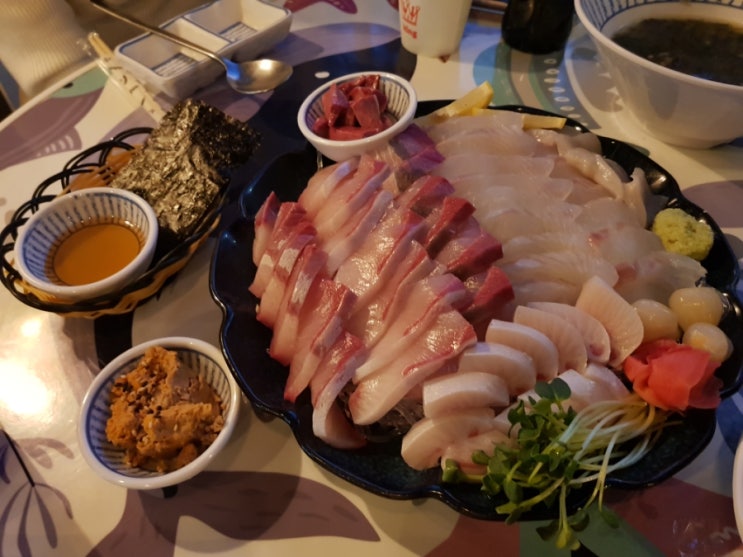  연남동 방어회 맛집: 루프탑이 있는 감성 횟집 - 연남어부