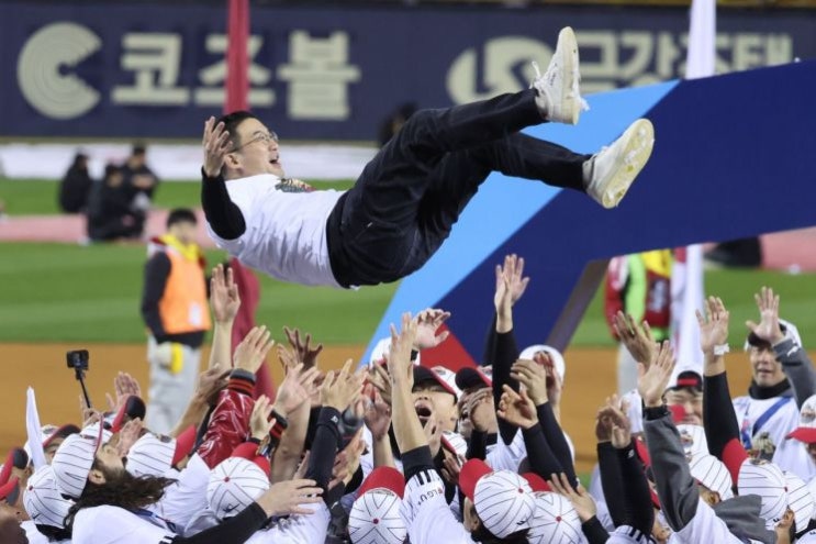 한국시리즈 우승 등극! KS MVP와 롤렉스 시계 주인공은 <b>오지환</b>!