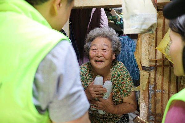 독거노인과 함께 살아가는 세상 만들기…결코 어렵지 않아요 독거노인과 함께 살아가는 세상 만들기…결코 어렵지 않아요