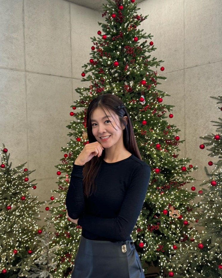  여자 40대 결혼식 하객룩으로 깔끔한 블랙톤의 코디를 완성한 김성은 데일리 패션