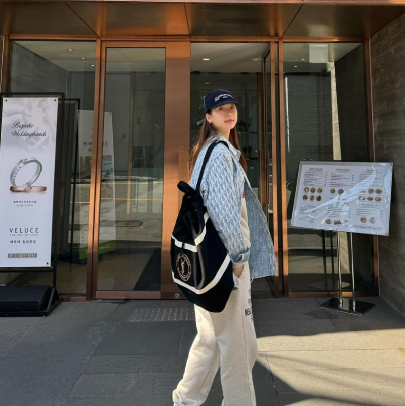 김진경 입생로랑 가방 슬링백 20대 30대 남자 대학생 명품 백팩 브랜드 추천