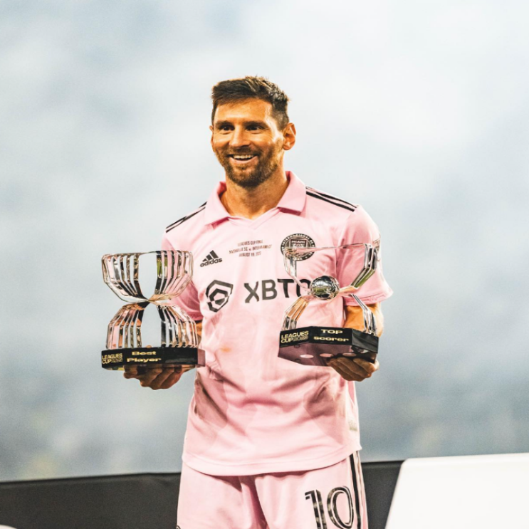  메시 연봉 주급 이적료 발롱도르 축구의 신
