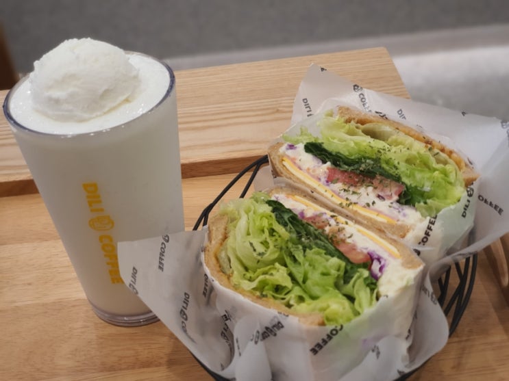 망원동 샌드위치 중에 제일 뚱뚱한 딜리커피 햄 포테이토 샌드위치와 요거트 아이스크림 딜리치노 후기