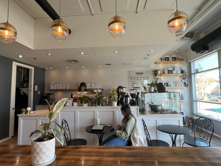  캘거리 좋아하는 동네 Hillhurst 지역 카페 도장 깨기 1 : Vintage Caffeine Co.