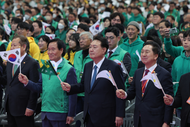 '성공한 나라, 우울한 국민' 한국, 尹정부의 '부자감세'·'작은 정부'는 안 된다 '성공한 나라, 우울한 국민' 한국, 尹정부의 '부자감세'·'작은 정부'는 안 된다