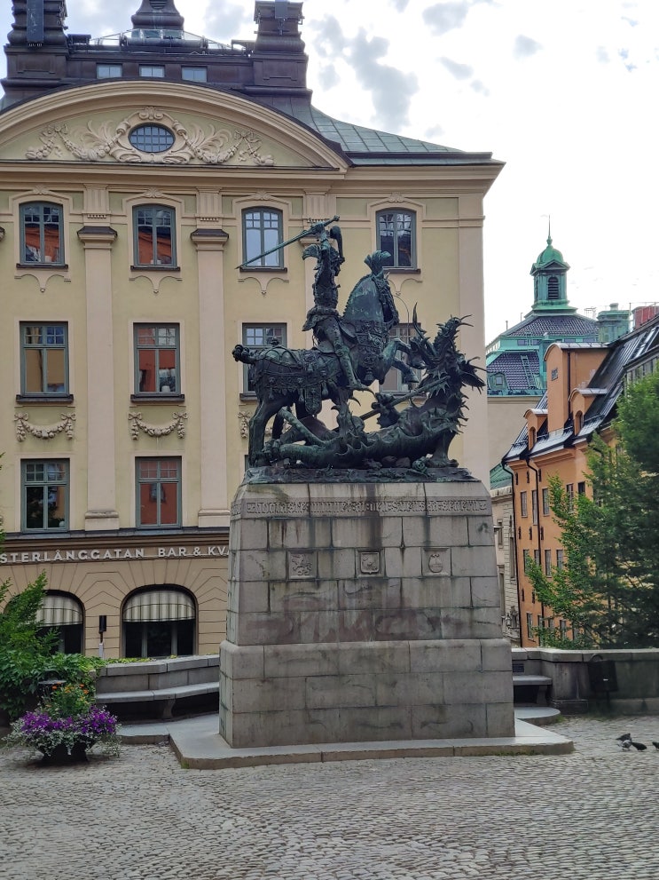 북유럽 7개국 여행 : 스웨덴 (스톡홀름 -&gt; 감라스탄 투어 3탄 (좁은 골목길,철의 광장,구 국립은행,에버트 타우베 동상,덴 윌데네 프레덴,상인의 광장,성 조지와 용의 동상)