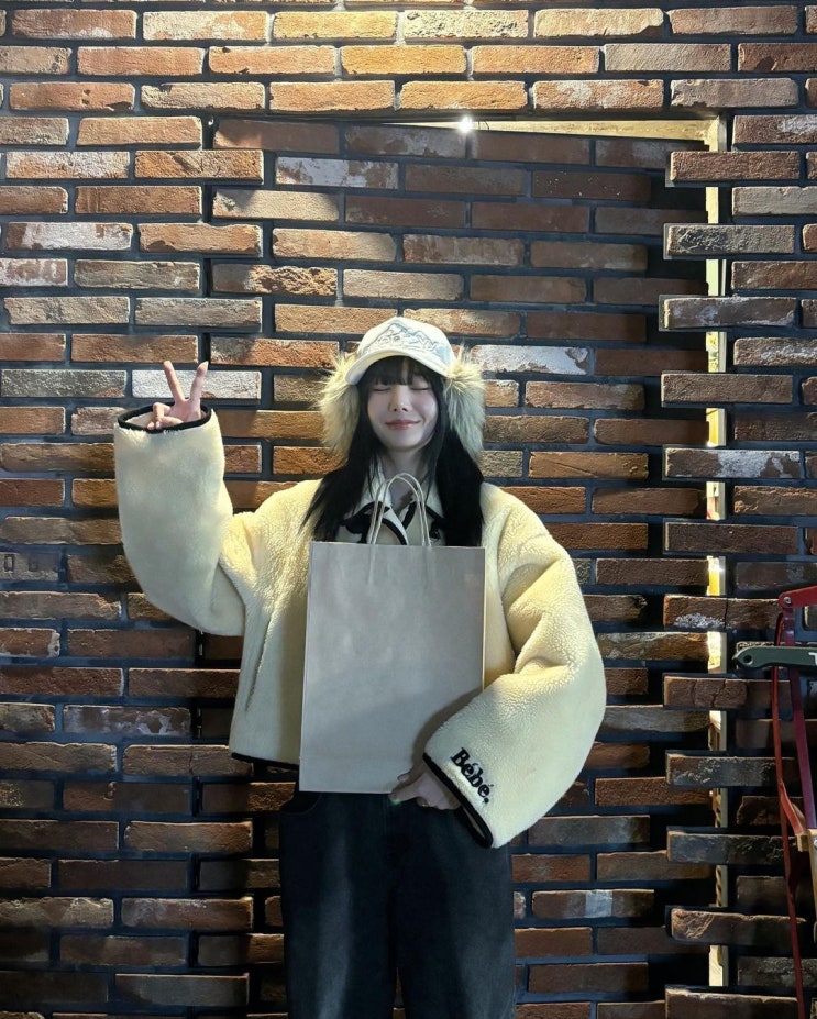  겨울철 대세 권은비가 선택한 크롭 타입의 페이크퍼 양털 후리스 시어링 자켓 추천