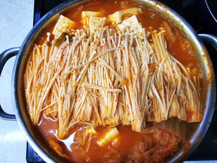  돼지고기 듬뿍 묵은지 김치찌개 사골곰탕 베이스로 끓여보세요