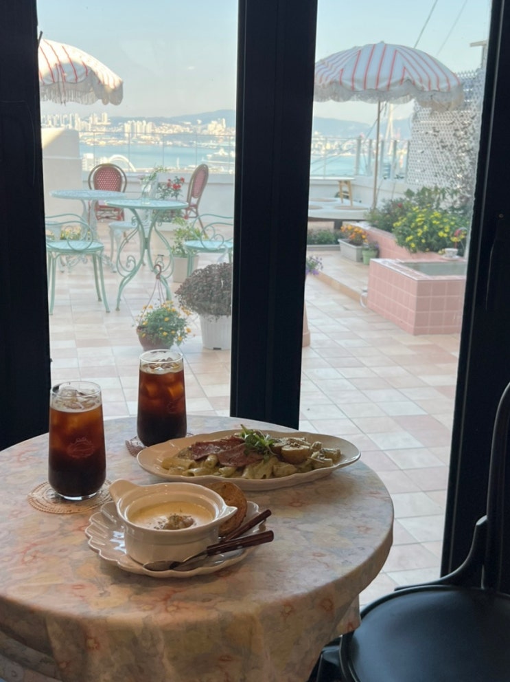 부산 영주동 산복도로카페 유럽감성 브런치맛집 모아미뇽 부산 영주동 산복도로카페 유럽감성 브런치맛집 모아미뇽