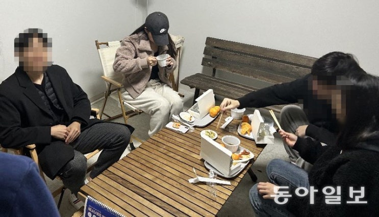 밥값 뛰자 복지관 무료식사 찾는 2030… “한달에 열흘은 와” 밥값 뛰자 복지관 무료식사 찾는 2030… “한달에 열흘은 와”