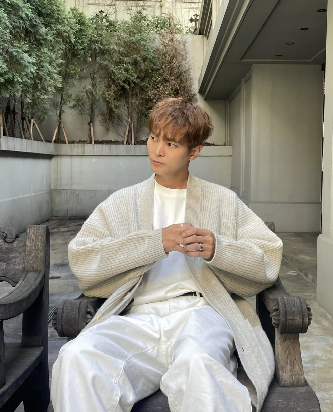  주원이 선택한 디자이너 브랜드 르메르의 남자 니트 가디건 코디 추천