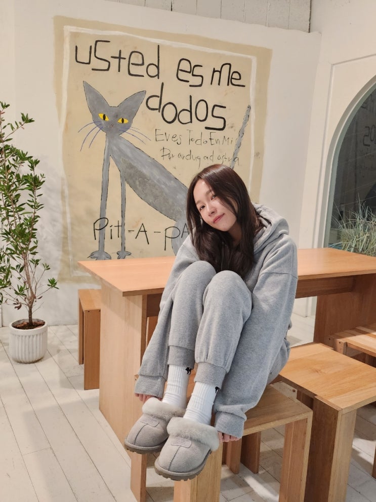  어그 슬리퍼 UGG 호주 오즈웨어 샌들 코케트 털슬리퍼 여자 겨울코디 완성