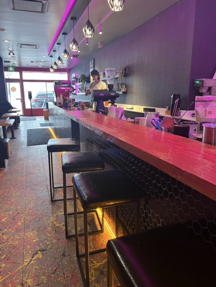  에드먼튼 카페 투어 1 :  Sorellina Coffee. 힙한 느낌 모아모아 이런 곳이?? 눈이 휘둥그래^^ @와잇에비뉴