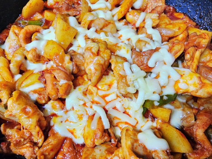  치즈 품은 매콤 달달 새우 닭갈비 레시피
