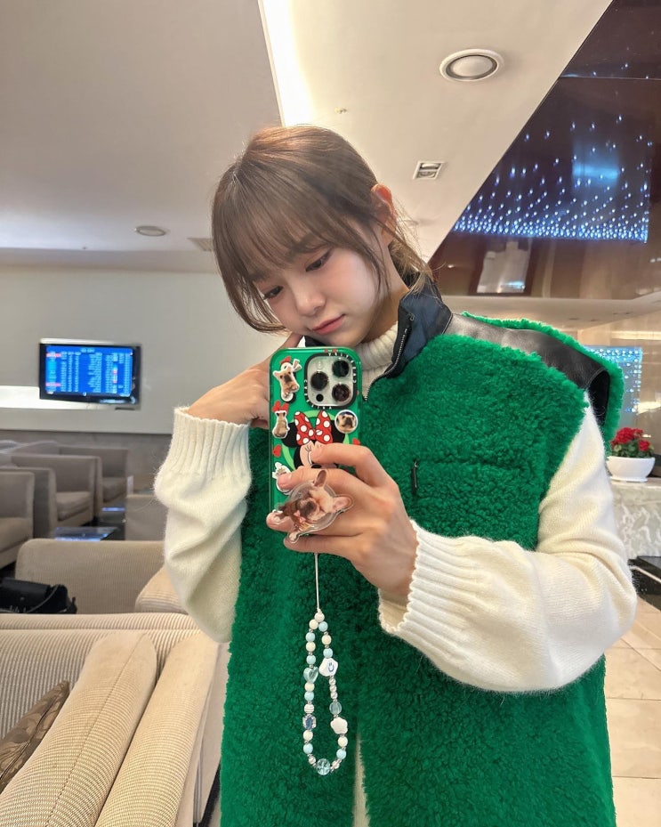 김세정이 착용한 롱샴 민소매 모크넥 양털 후리스 플리스 자켓 정보 김세정이 착용한 롱샴 민소매 모크넥 양털 후리스 플리스 자켓 정보