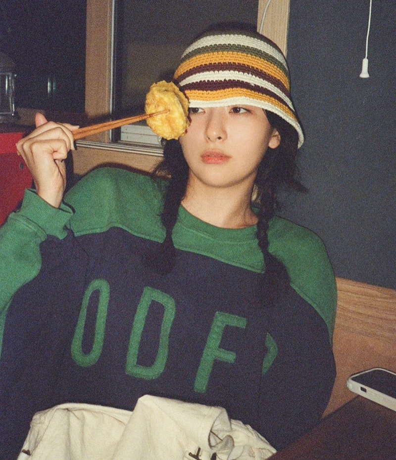 231115 레드벨벳 슬기 컴백 후 인스타그램 화보 속 맨투맨 정보 이거다!